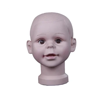 Детские текстурированные головы моделей используются для тренировки создания париков, а головы кукол - для создания париков для макияжа лица