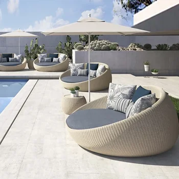 Индивидуальный уличный диван из ротанга, креативное сочетание журнальных столиков в патио и саду, уличная повседневная водонепроницаемая мебель с солнцезащитным кремом